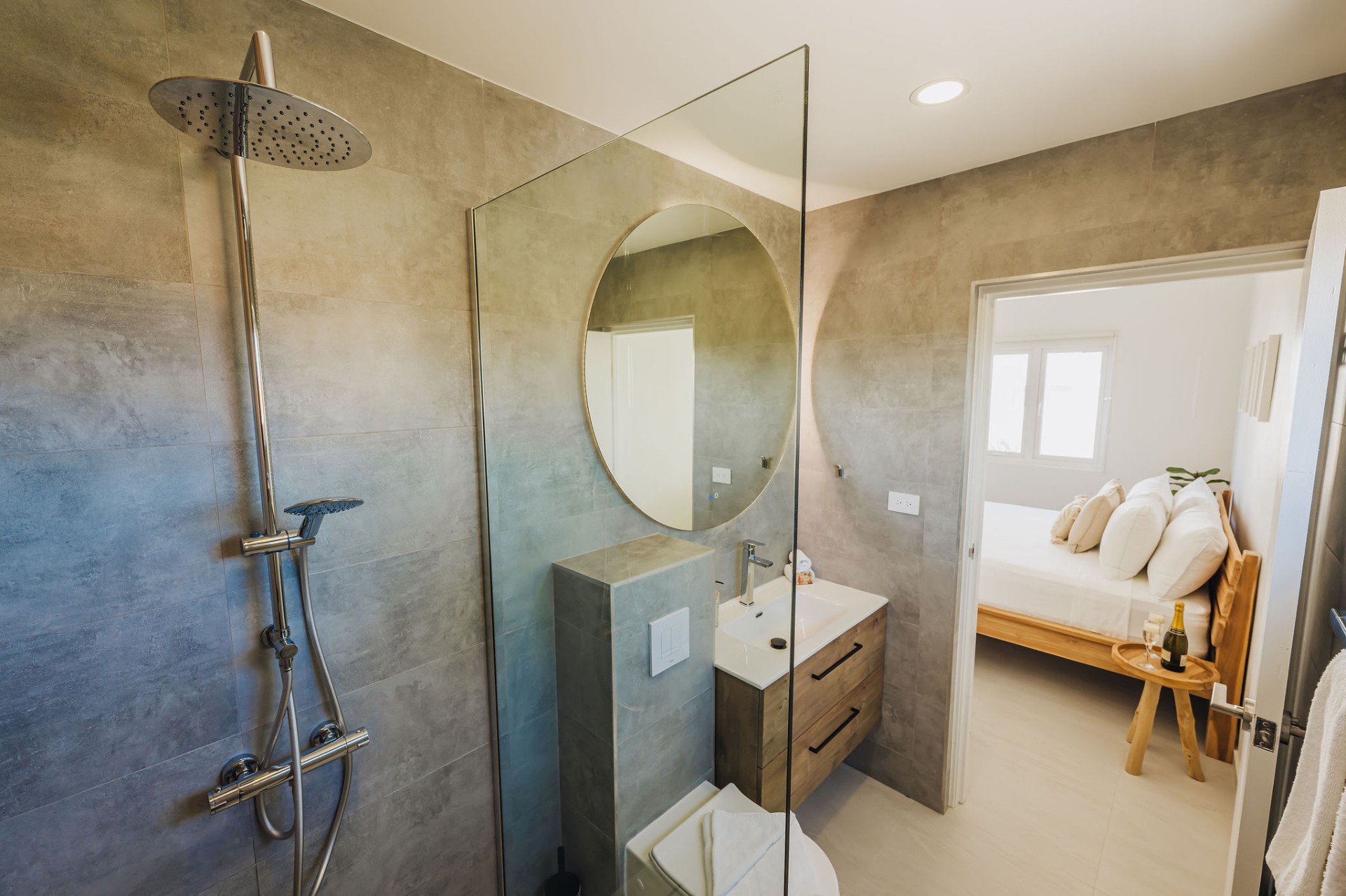 Hoya · Bathrooms