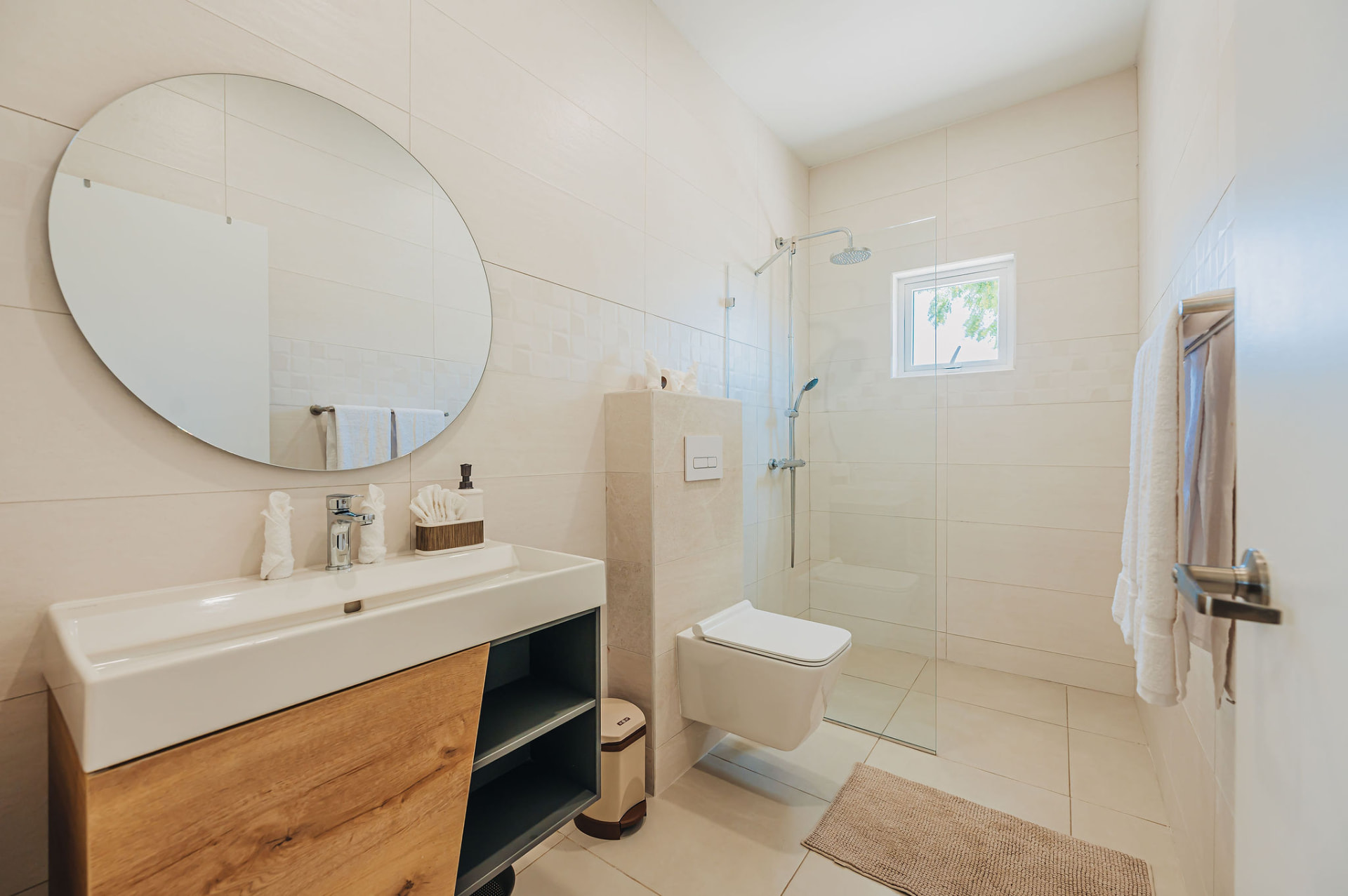 BlueBlanco · Shared bathroom
