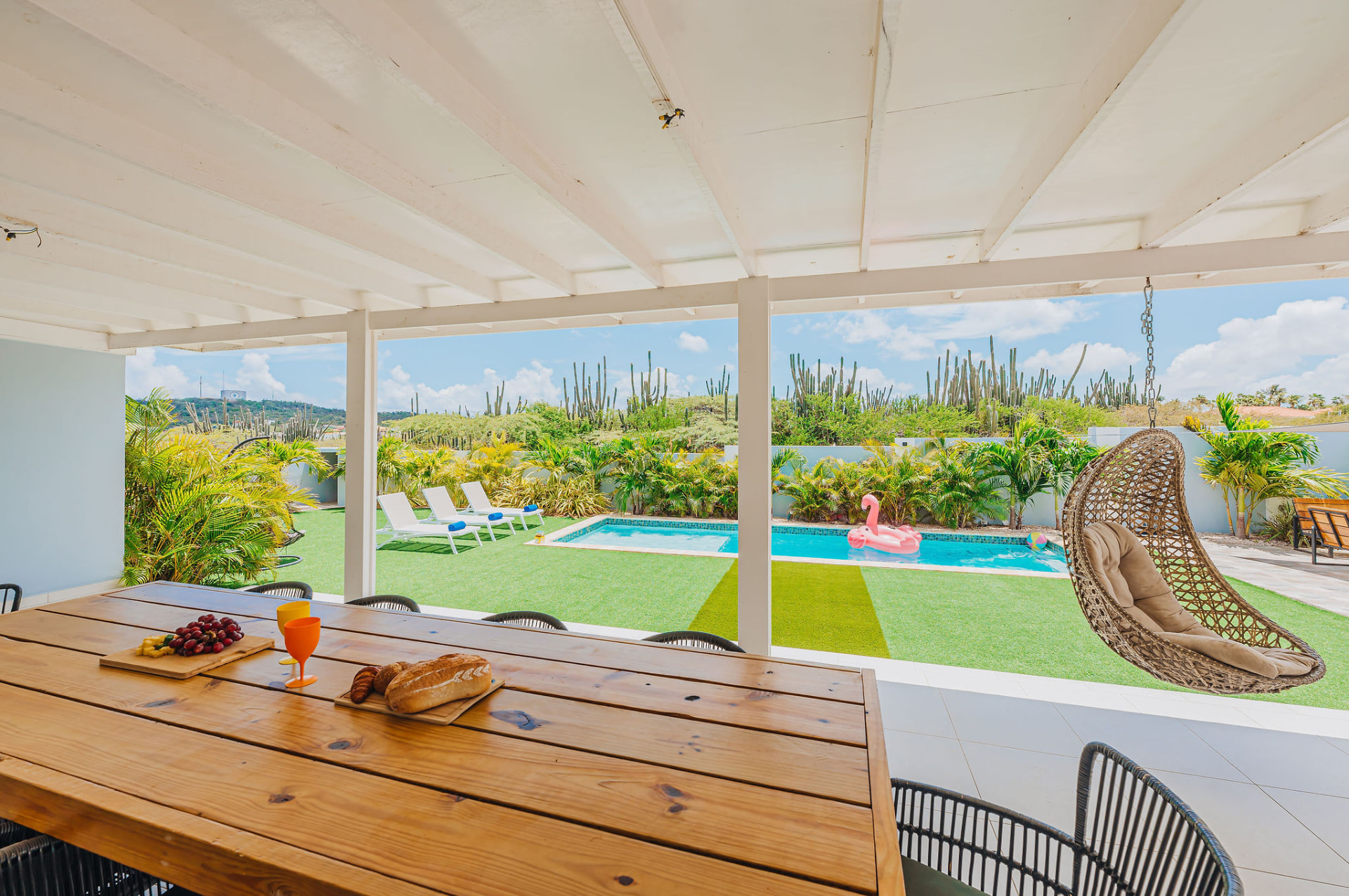 Cadushi · Outdoor patio