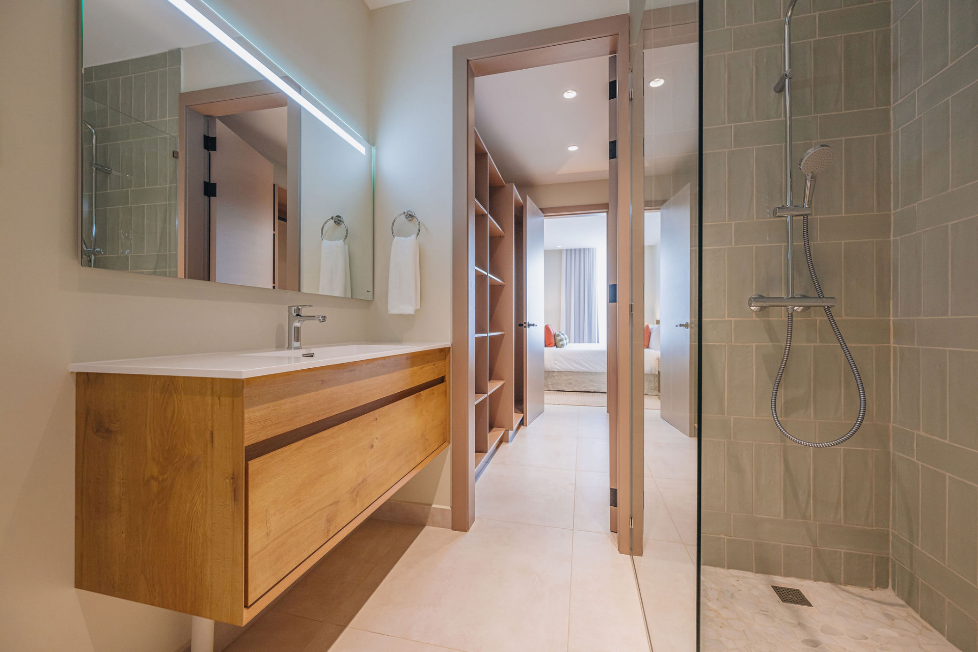 Costa Catalina · Bathrooms