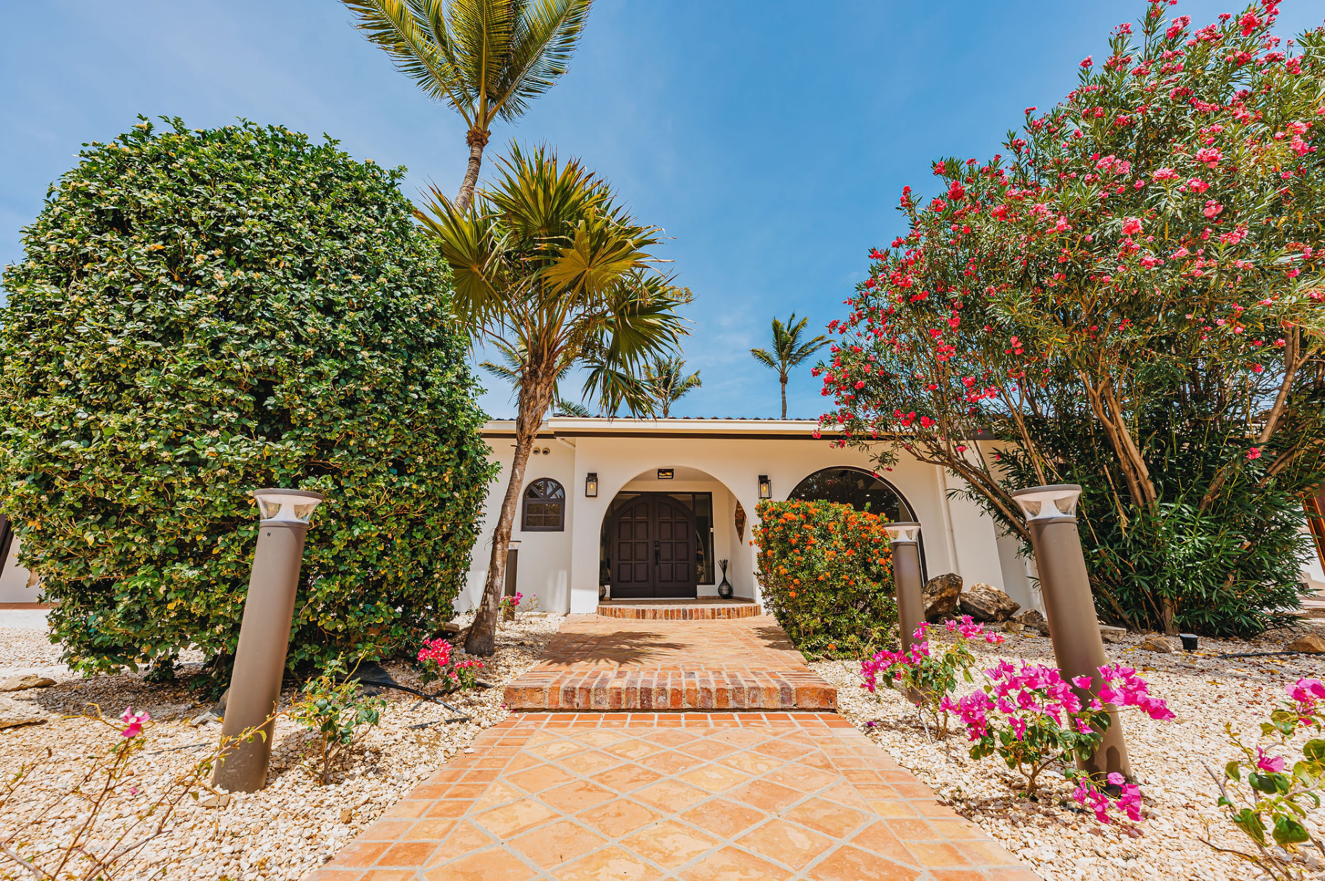 Reina del Sol · Exterior & grounds