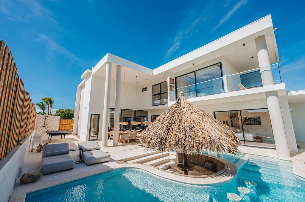 Alma · Pool & terrace