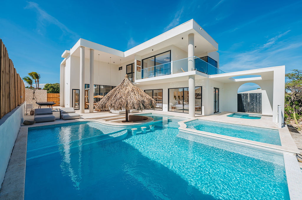 Alma · Pool & terrace