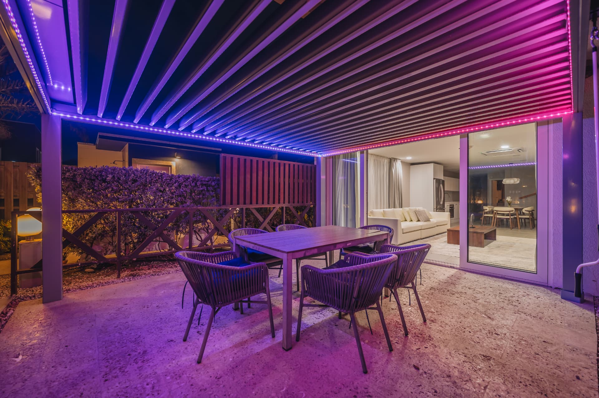 Reina del Mar · Terrace at night