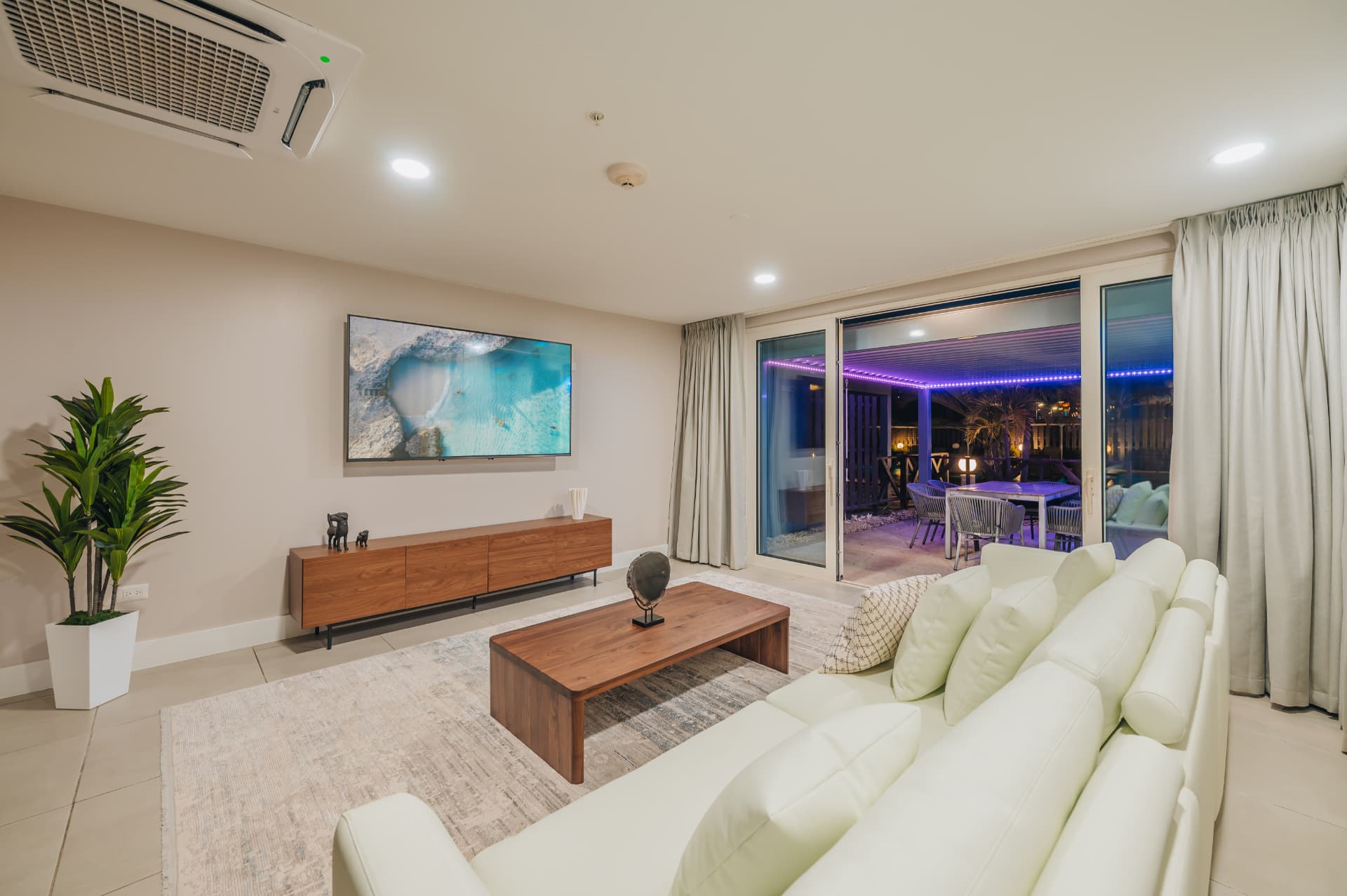 Reina del Mar · Terrace at night