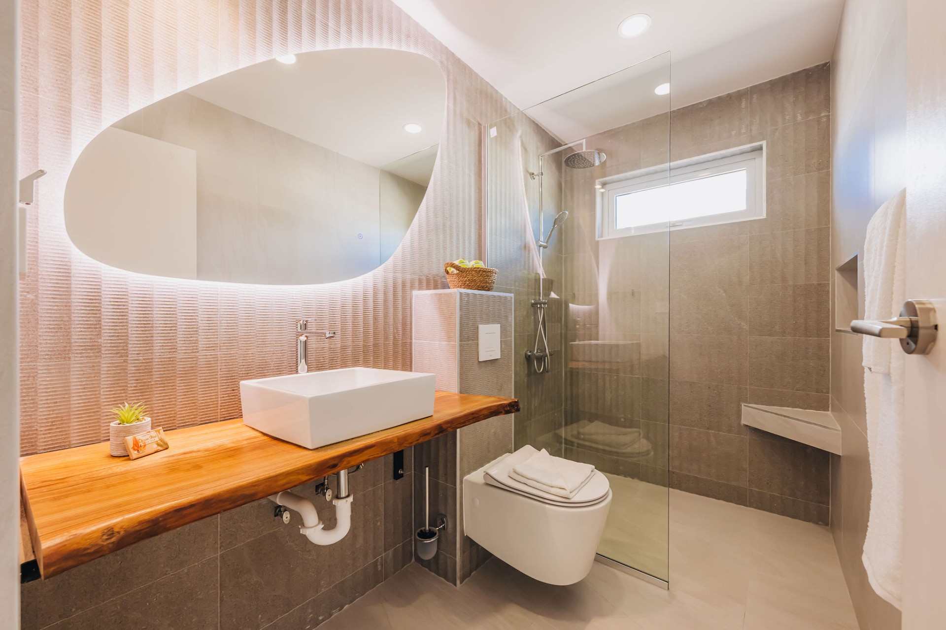 Hoya · Bathrooms