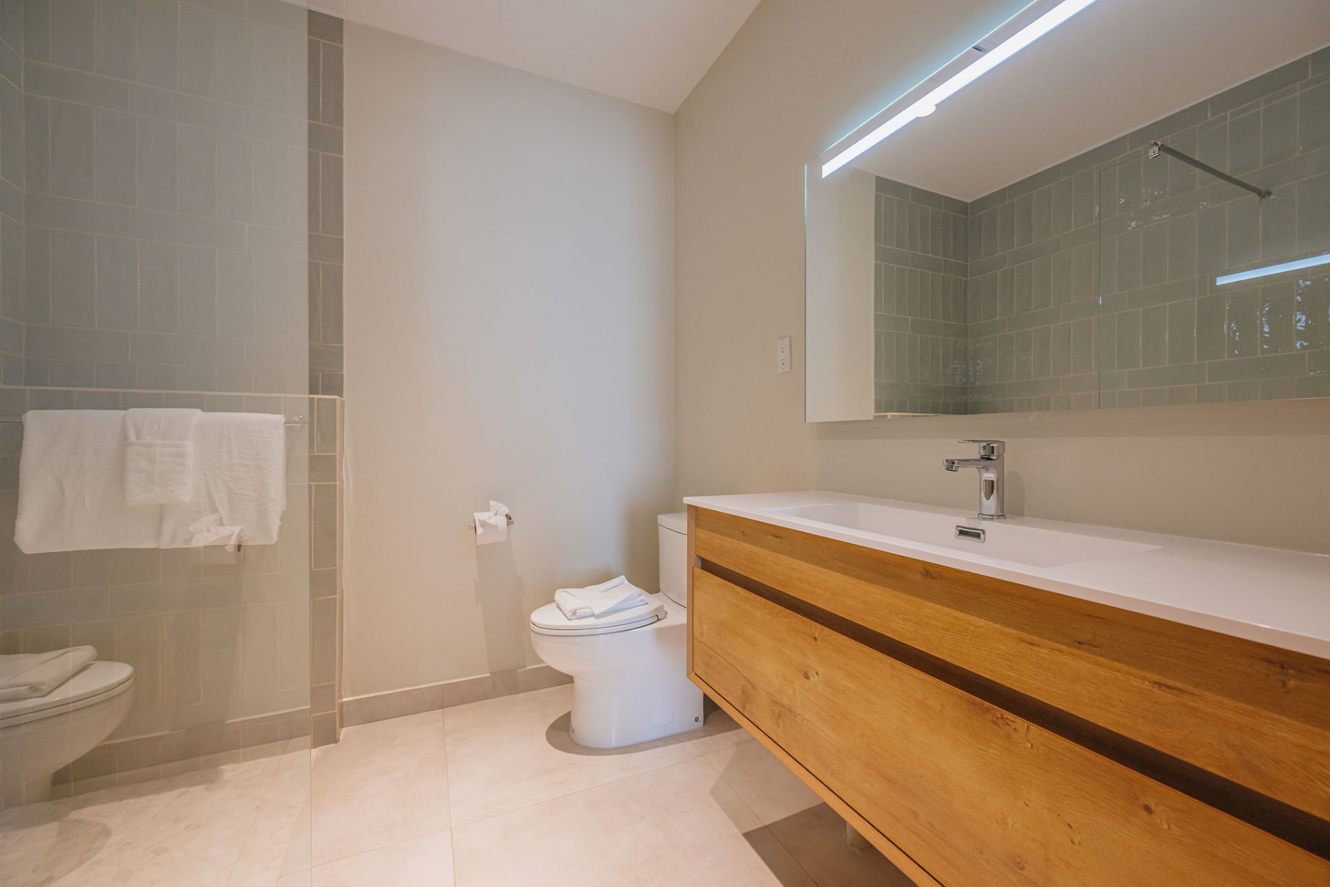 Costa Catalina · Bathrooms