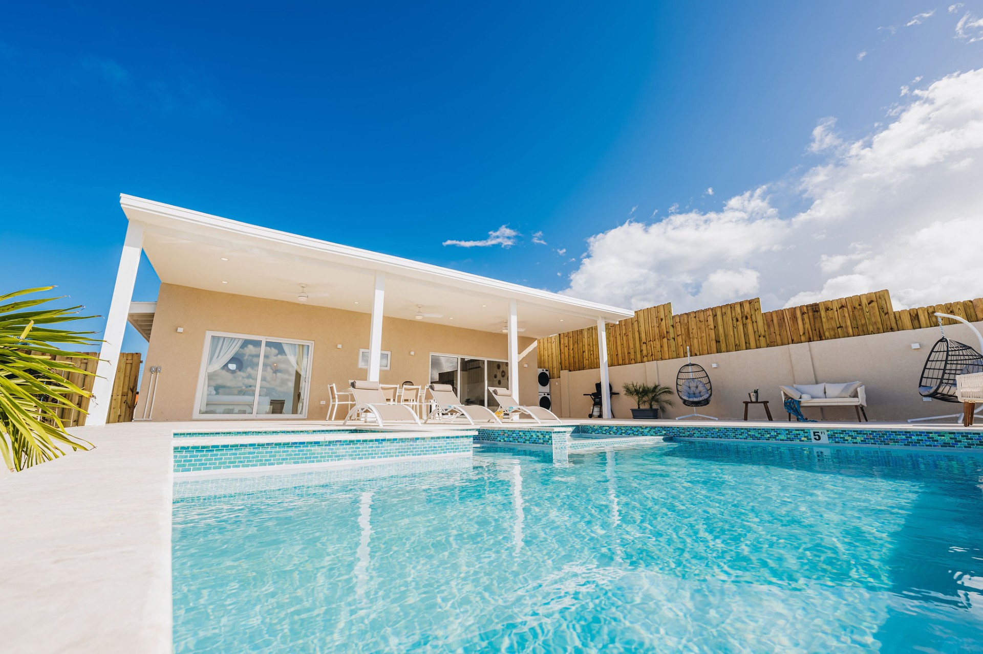 Hoya · Pool & terrace