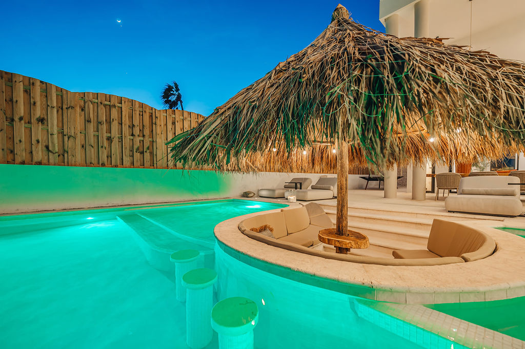 Alma · Pool & terrace