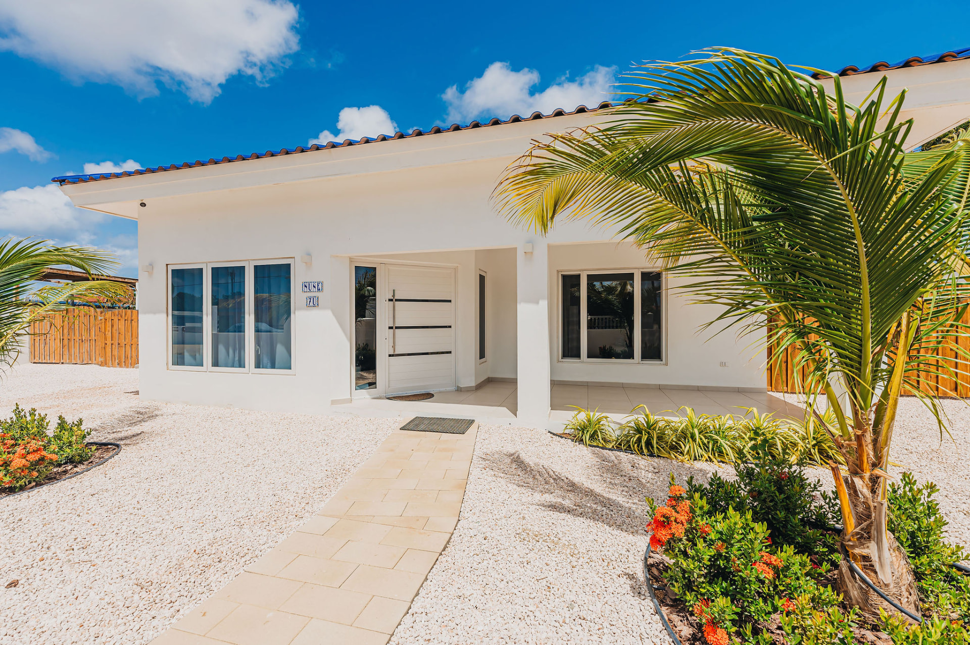 BlueBlanco · Exterior & entrance