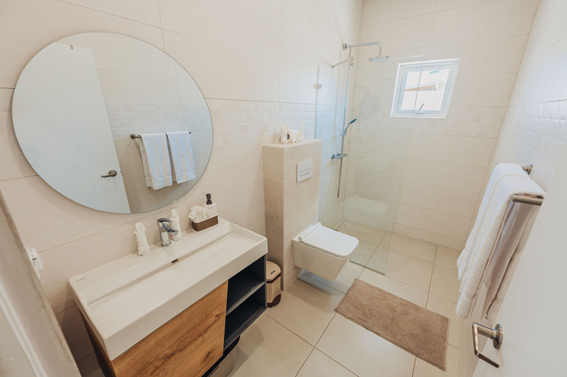 BlueBlanco · Shared bathroom