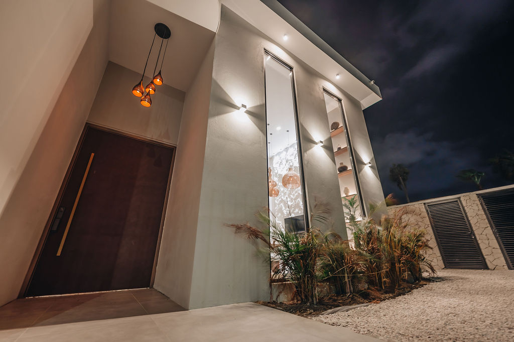 Alma · Entrance & exterior
