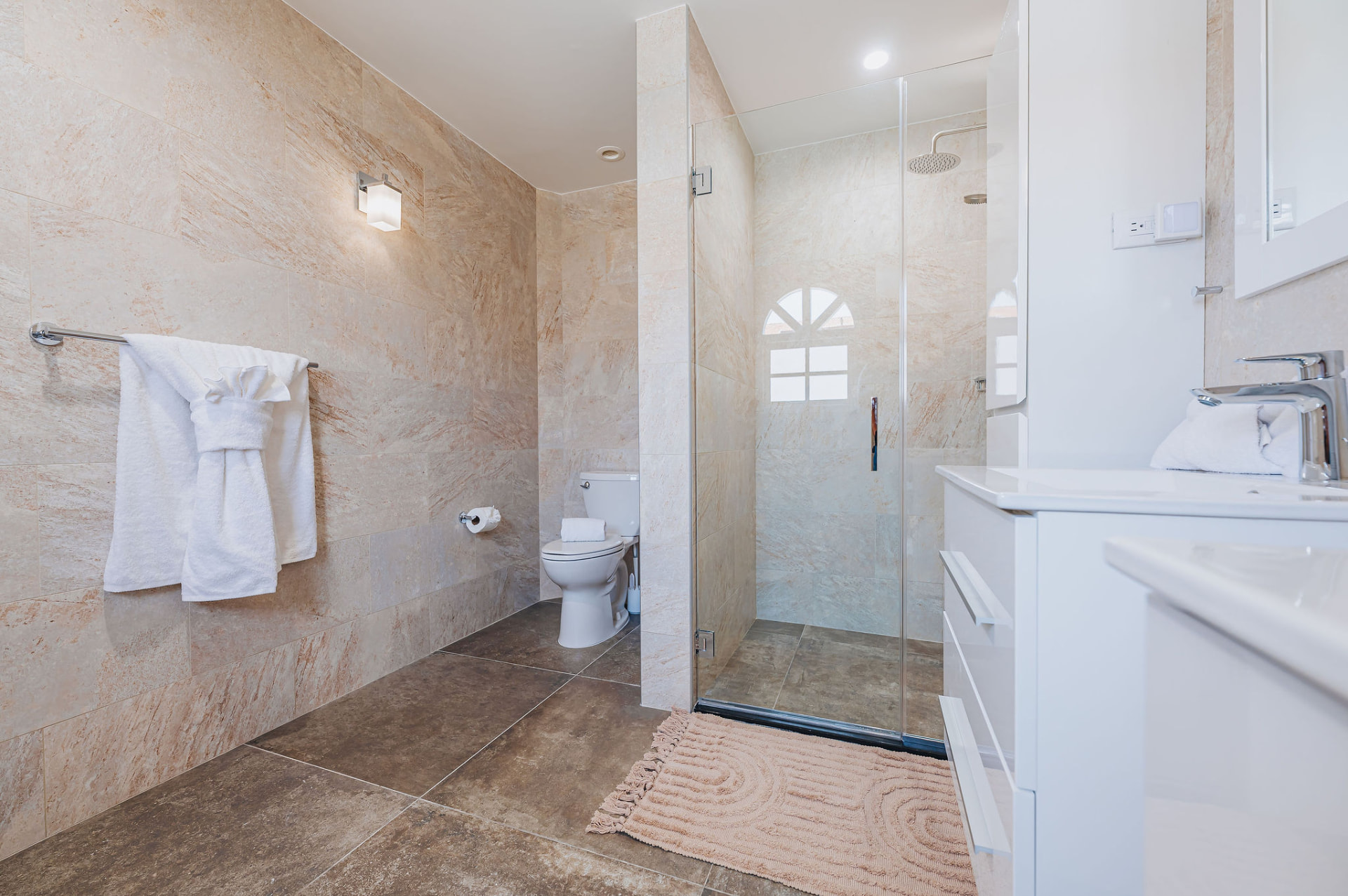 Reina del Sol · Bathrooms