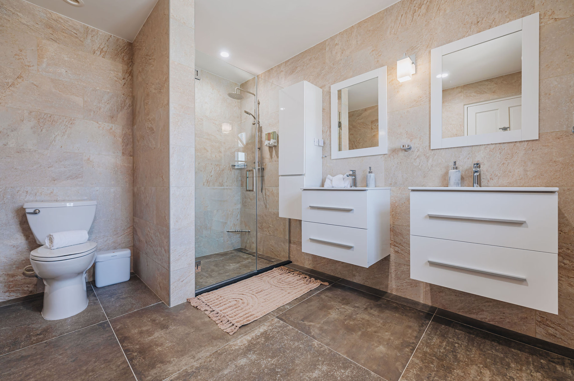 Reina del Sol · Bathrooms