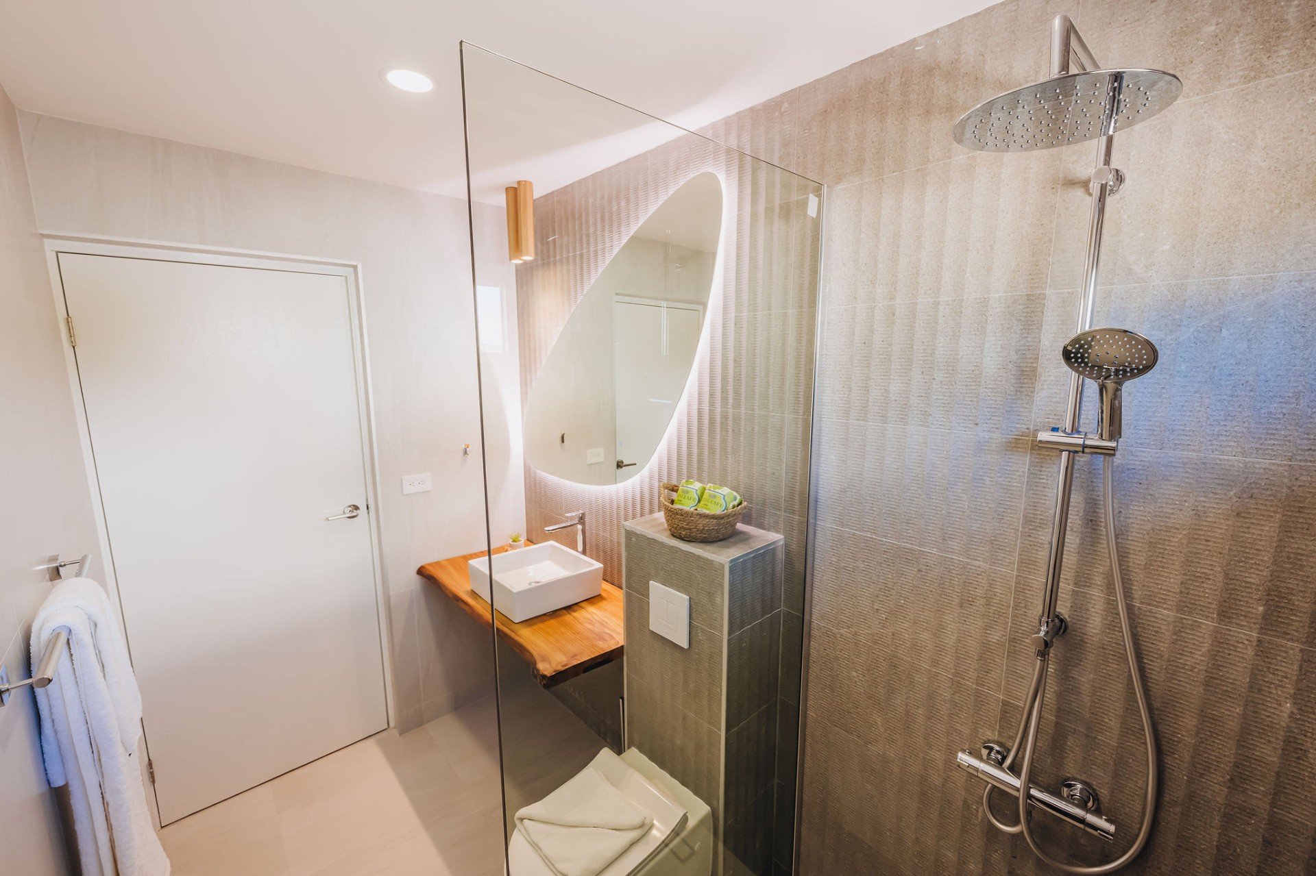 Hoya · Bathrooms