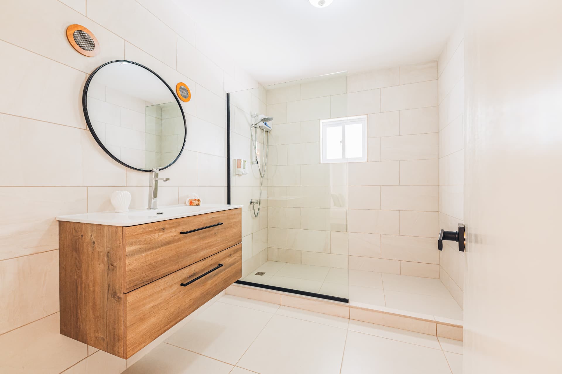 Cadushi · Second master bathroom